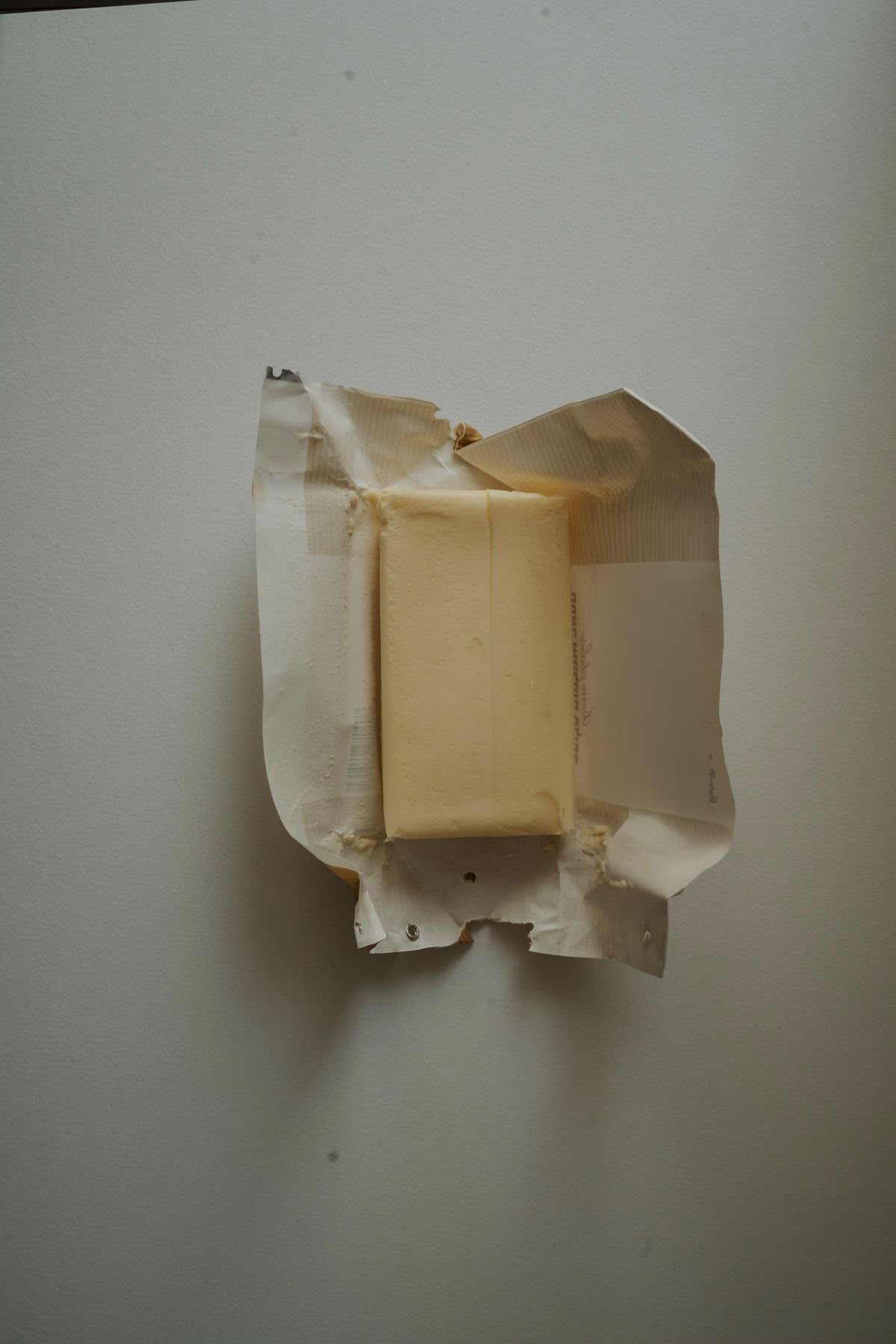 Bloque de mantequilla envuelto en papel