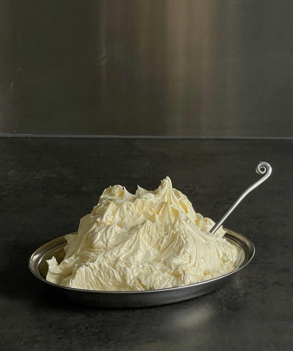 Buttercream en bandeja metálica