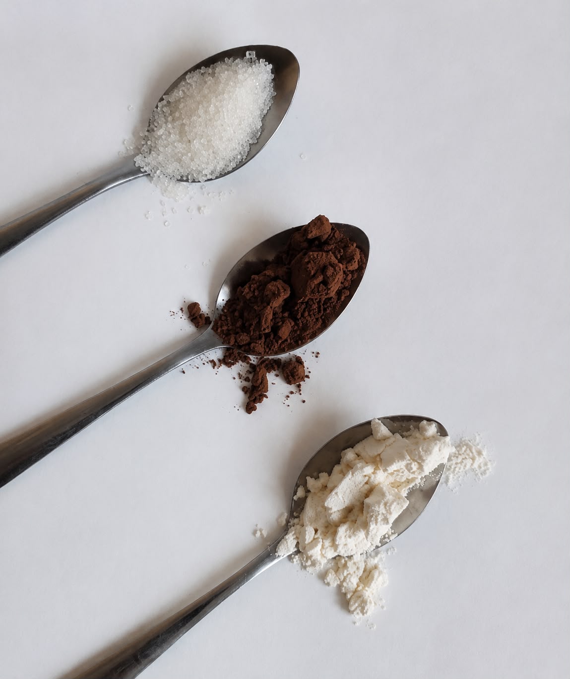 Ingredientes de repostería sobre cucharas